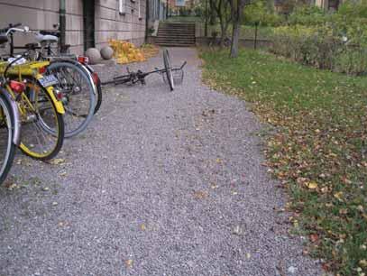 granit. Träden är placerade en bit in på gården.