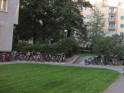 LIndar inne på gården som