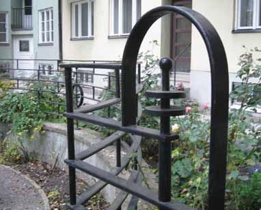 De utblickar som en gång var tänkta att koppla samman gårdarna med vattnet nere vid Norr Mälarstrand finns inte på samma sätt idag vilket gör att många ytor inte är särskilt attraktiva att vistas på.