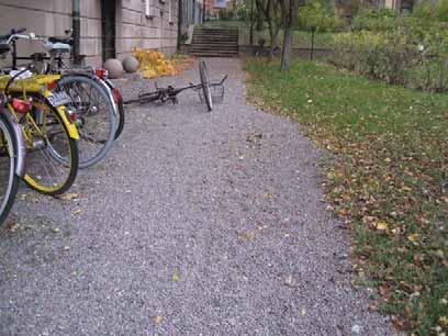 Träden är placerade en bit in på gården