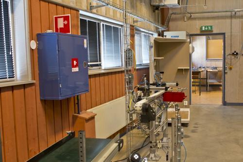 byggnad A. Om för mycket snö samlas utanför utgångarna skulle detta kunna försämra eller till och med förhindra utrymning. Vid Skogsstyrelsens lokaler i byggnad A fanns en låst dörr.