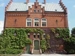 antal våningar: 2½ Kvadersten, granit. Mörkrött maskinslaget tegel och putsade dekorer.