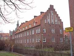 fastighet: YSTAD 1, hus C. adress: Österleden 13. ålder: 2001. arkitekt / byggm: Magasin A arkitekter. användning: Kontor. antal våningar: 1 Puts.