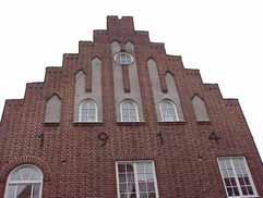 användning: Pensionärsbostäder (Smithska stiftelsen). antal våningar: 2½ Kvadersten, granit. Mörkrött tegel. Sadeltak, 1-kupigt rött tegel.