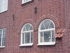 Vackra dörrar i mörkbrun ek med spröjsade fönster och profilerad panel i dörrspeglarna. Överljus med spröjsat råglas i treklöverform.