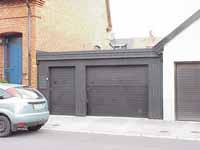 Mörkbrun dörr och garageport i plåt med mönster av liggande panel. WEDBERG 9 B från SV fastighet: WEDBERG 10.