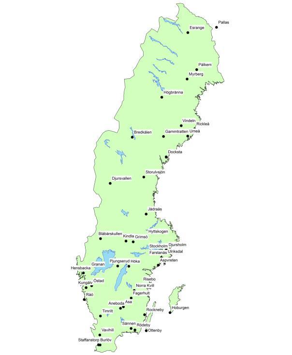 För att mäta halter i regional bakgrund och följa förändringarna över tid finns ett antal mätstationer utplacerade på ren landsbygd, se punkt 4 i Figur 2.