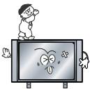 Akta När TVn inte kommer att användas under en längre tidsperiod, koppla ur TVn från väggkontakten.