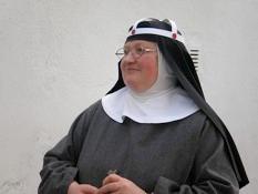 Det listiga var att hon kombinerade ett nunne- och ett munkkloster, för att kunna ha sakramentbehöriga personer (munkar) underordnade en abbedissa (sig själv).