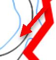 Figur 2. Aktuellt område med fastighetsbeteckningar. Pilarna visar riktningen för markens lutning ner mot ån. 5.