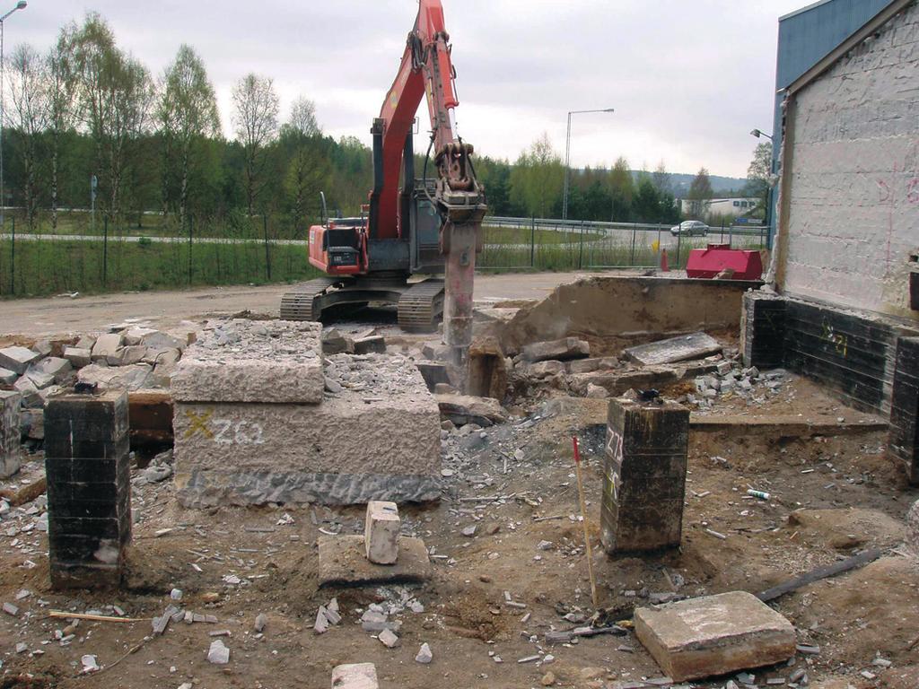 Sönderdelning av betongfundament under den före detta Eloxeringsbyggnaden. Kontaktuppgifter Gnosjö kommun, tekniska avdelning, har varit huvudman för projektet.
