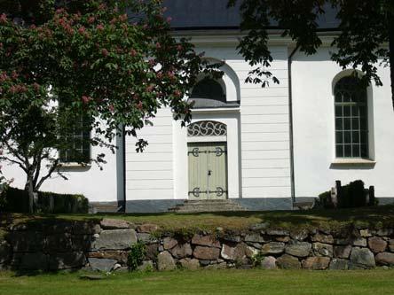 grönmålad stående slätpanel med nationalromantiskt smide.