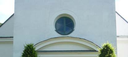 Kyrkan har ett flertal äldre inventarier och fast inredning av mycket hög kvalitet, däribland predikstol,