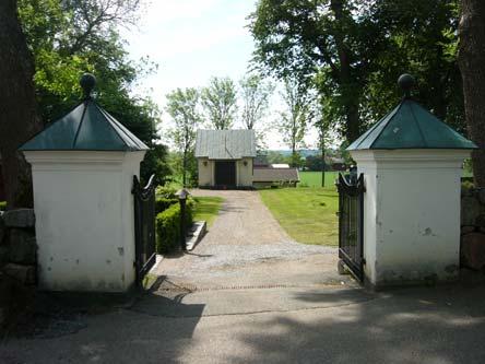 Kyrkogården Kyrkogården omgärdas av en stenmur med ingångar i öster och väster med vita putsade grindstolpar med grindar av smidesjärn.