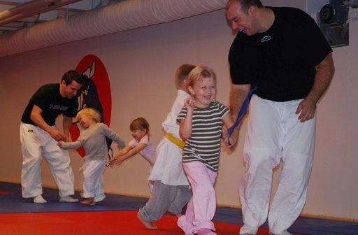 Stor och Liten Under hösten 2008 startade klubben upp en ny träningsgrupp, Stor och Liten, där föräldrar, eller andra vuxna, och barn från 3 års ålder tränar tillsammans.