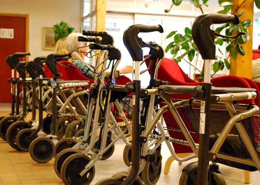 Sida 228 (308) Mellanboendeformer Det kommunala bostadsbolaget erbjuder boende i seniorbostäder på Karidal i Eslövs stad och i Löberöd. Lägenheterna har en nedre åldersgräns på 65 år.