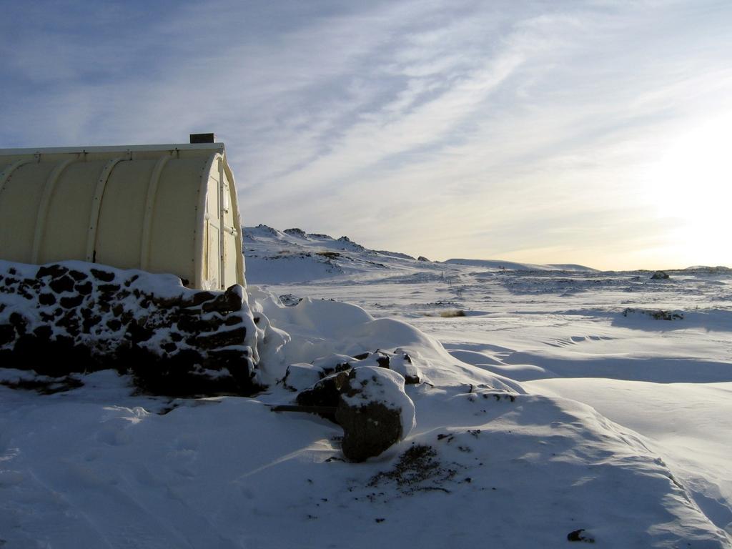 Vilka associationer väcks av naturbeskrivningar? Maðurinn renndi niður túnin, tók stefnuna norður yfir Ásana, að Litla-Bjargi. Þar hafði enn ekki skafið. (Sjón. Skugga-Baldur. 2003:8. Min kursiv.