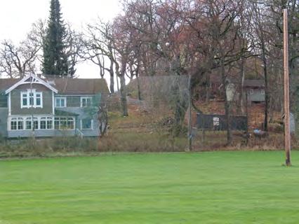 tre stammar, omkrets under förgreningen 865 centimeter. Linden växer cirka 7 meter norr om å tomten belägen villabyggnad. Tomten inhägnad. Sökanden var fröken Valborg Sundström,.