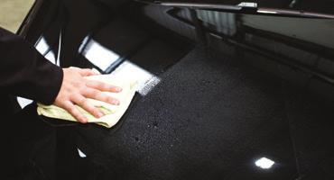 Båda produkterna är ren och skär polish som är speciellt framtagen för att skapa en bländande, högglans, wet look finish. Ta bort eventuella rester med en microfiberduk (X2010).