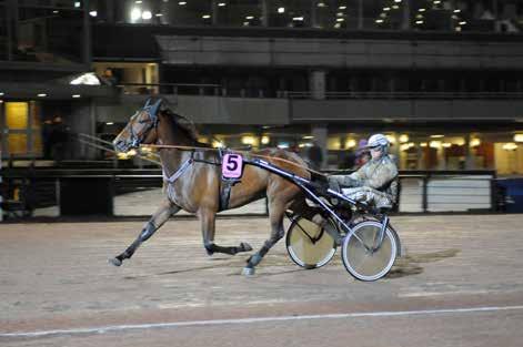 NYHETER 140104 Candy Man inledde 2014 Igår var det årspremiär för stall Jakobsson. Candy Man såg till att det blev en fin inledning på 2014 med en säker seger.