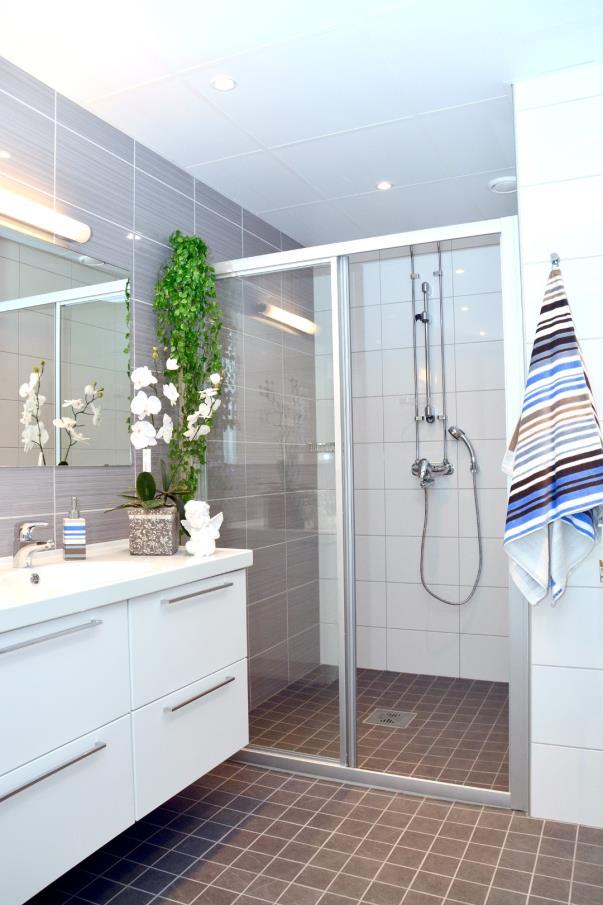 Planlösning 99,1 m² kök/vardagsrum Stora, helkaklade badrum