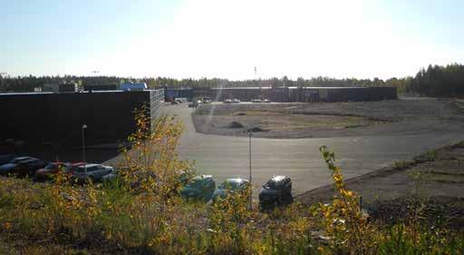 7 Tillägg till planbeskrivning Tillägg till detaljplan för Handelsområde i Välsviken Bilden uppe. Vy mot den obebyggda tomten (Handlaren 2) från gång- och cykelvägen norr om handelsområdet.