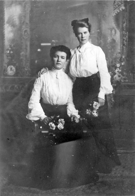 Från vänster Anna o Selma Möller från Kopperud nr 10,