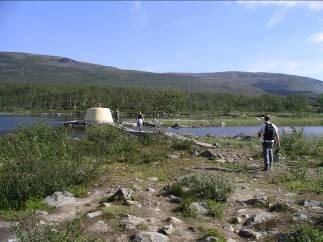 Treriksröset Kort beskrivning Vid Treriksröset byggdes år 1897 ett röse av ryssar och norrmän för att markera punkten där gränsen för de tre länderna, Norge, Ryssland och Sverige,
