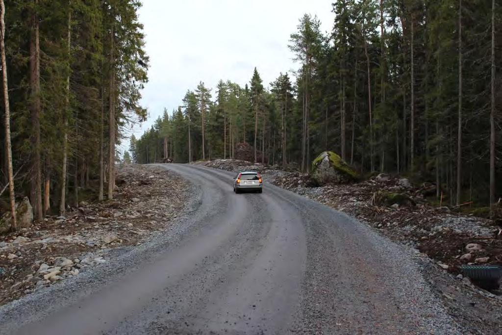 VINDIN AB OY KALAX VINDKRAFTPARK 15 (94) Diametern på ett stålbetongfundament som vilar på marken är cirka 23 meter och höjden cirka 1,5 3 meter.