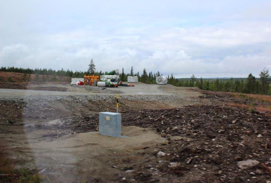 VINDIN AB OY KALAX VINDKRAFTPARK 18 (94) Bild 5.4. Monteringsområde för ett vindkraftverk. På fotot syns bland annat kraftverkets maskinhus och en mindre hjälplyftkran (foto: Hans Vadbäck/FCG).