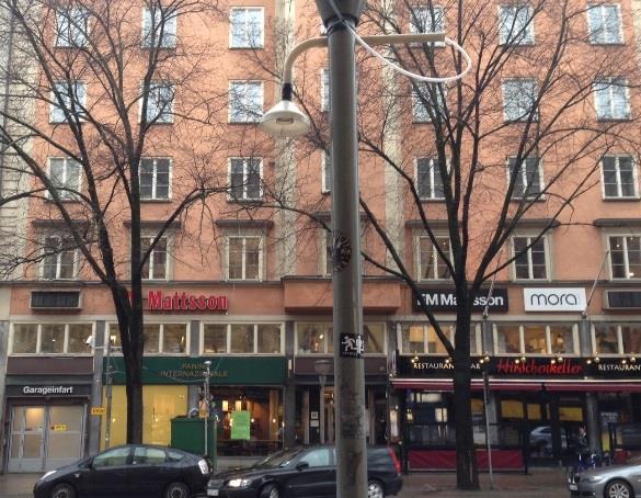 Sveavägen 59, två mätpunkter ca 3 m respektive ca 20 m över gatunivå på gatans västra sida. Sveavägen 88, ca 3 m över gatunivå på gatans östra sida.