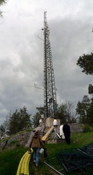 Högdalen, 50 m hög meteorologisk mast belägen i ett förortsområde i södra Stockholm.