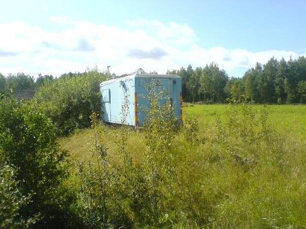 Mätpunkt 3 m över öppen mark samt 24 m hög meteorologisk mast. Mätplatsen är belägen på landsbygden, ca 15 km nordväst om Norrtälje tätort.