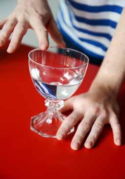 Doppa sedan ett finger i vattnet och gnid fingret runt glaskanten så att du får fram en ton. Kristallglas funkar allra bäst.