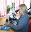 Mikroskopet gör så att jag kan se pollenkornen, berättar Agneta. Kan man inte se pollen utan mikroskop, undrar vi på Museosaurien? Nej, det kan man inte, svarar Agneta.