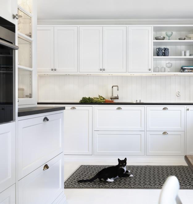 102 BALLINGSLÖV KÖK GASTRO Vit LUCKA: Gastro är en ram- spegellucka med rak ytterprofil och fasad innerprofil. HANDTAG: HG 375 BÄNKSKIVA: Laminat 6216, 30 mm. DISKBÄNK: Frame 78SXH, Intra.