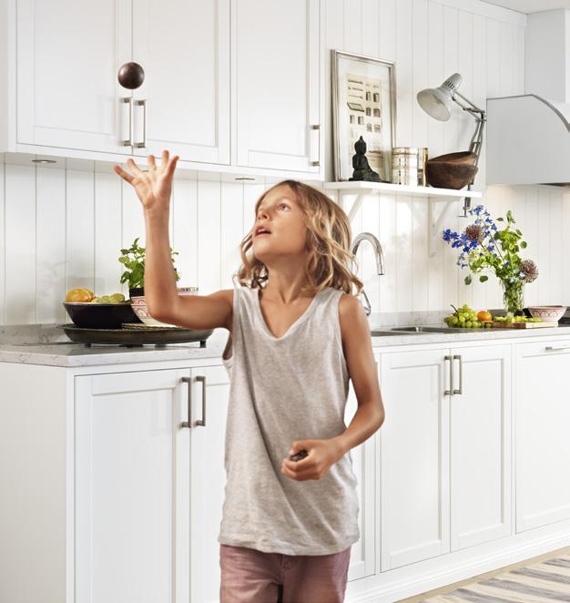 110 BALLINGSLÖV KÖK GASTRO Vit LUCKA: Gastro är en ram- och spegellucka med rak ytterprofil och fasad innerprofil. HANDTAG: HG 715. BÄNKSKIVA: Silestone komposit Lyra, 30 mm.