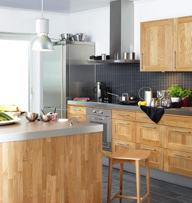 112 BALLINGSLÖV KÖK STUDIO Ek natur LUCKA: Studio ek natur av massiv ek ram och spegel. HANDTAG: HG 560. BÄNKSKIVA: Laminat, 60 mm tjock med stålkant. DISKBÄNK: Specialdiskbänk Decosteel 60 mm.