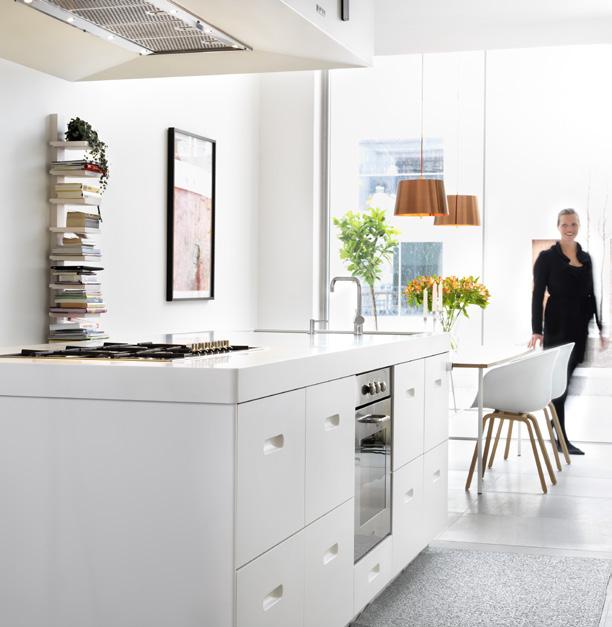 BALLINGSLÖV KÖK 135 K2 LUCKA: K2 är en 30 mm tjock lucka i Corian med integrerat handtag. BÄNKSKIVA: Corian 60 mm.