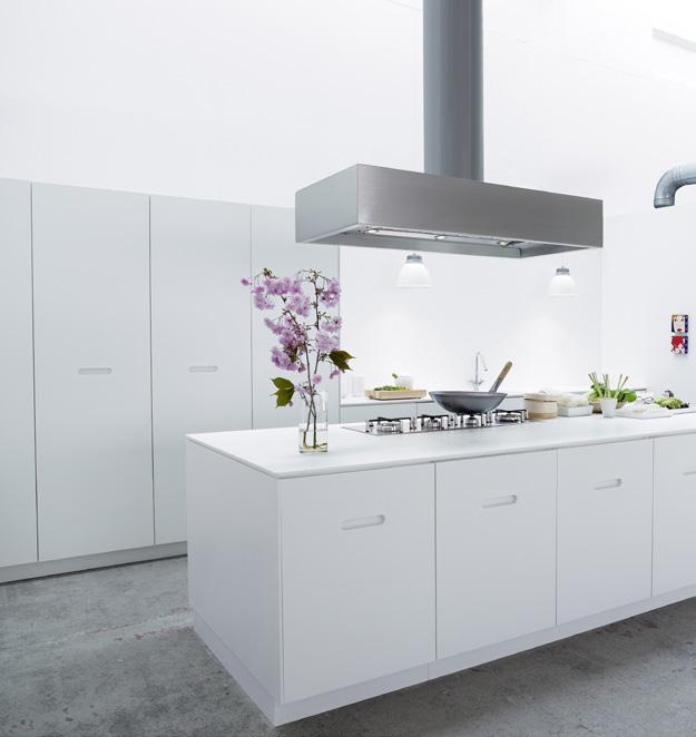 136 BALLINGSLÖV KÖK K2 LUCKA: K2 är en 30 mm tjock lucka i Corian med integrerat handtag.bänkskiva: Corian 30 mm med kant 64 svävande. DISKBÄNK: FSP-50, Ballingslöv.