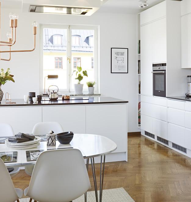 36 BALLINGSLÖV KÖK LINE Vit LUCKA: Line är en slät målad lucka med grepplist. BÄNKSKIVA: Silestone kompositsten 20 mm, Black Anubis. DISKBÄNK: KBX 210-55, Franke. FLÄKTKÅPA: Siemens.