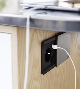 Smarta uttaget Square 80 laddar mobilen samtidigt som du vispar grädde.