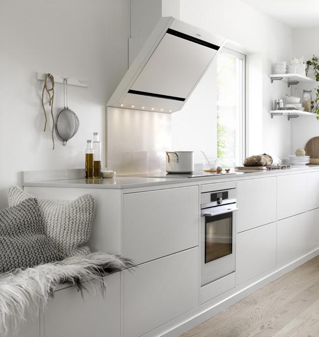 52 BALLINGSLÖV KÖK BISTRO Vitmålad ask LUCKA: Bistro vitmålad ask är en slät lucka med liggande faner och raka kanter. BÄNKSKIVA: Kompositsten 20 mm, Carrara. DISKBÄNK: KBX 210-55, Franke.