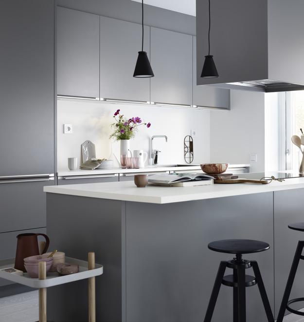 58 BALLINGSLÖV KÖK BISTRO Mörkgrå LUCKA: Bistro är en slät målad lucka med raka kanter. HANDTAG: HG 624. BÄNKSKIVA: Laminat 30 mm, Fenix vit 0030. BLANDARE: Cubista 2839 F-Y, Oras.