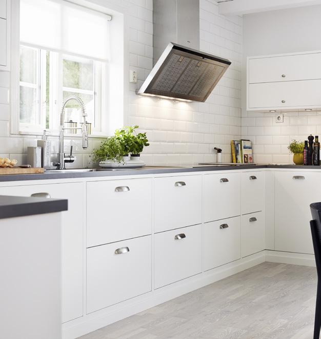 64 BALLINGSLÖV KÖK BISTRO Vit LUCKA: Bistro är en slät målad lucka med raka kanter. HANDTAG: HG 575. BÄNKSKIVA: Laminat 7486, 30 mm. DISKBÄNK: KBX 210-55, Franke. FLÄKTKÅPA: Siemens.