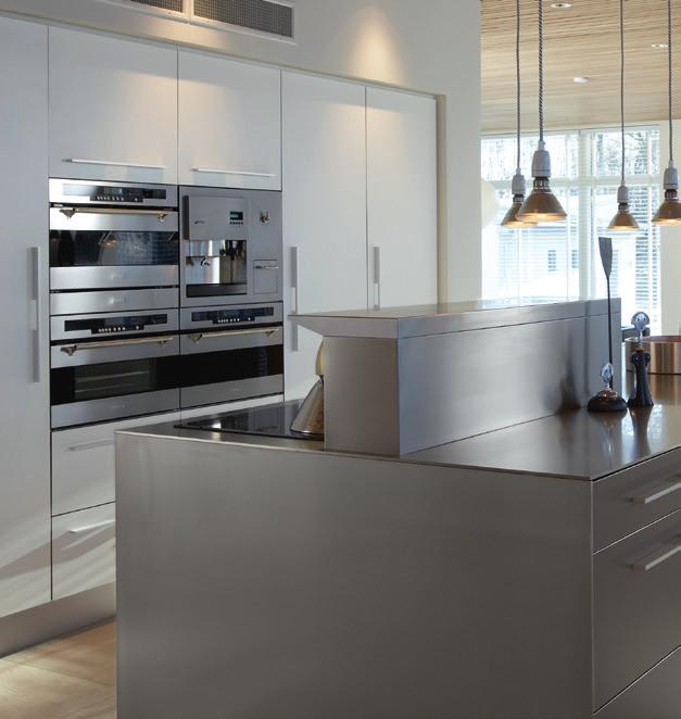 76 BALLINGSLÖV KÖK CITY Grå och vit LUCKA: City är en slät lucka med kantlist i aluminium. HANDTAG: HG 480. BÄNKSKIVA: Massivt rostfritt stål 6 mm, Decosteel.