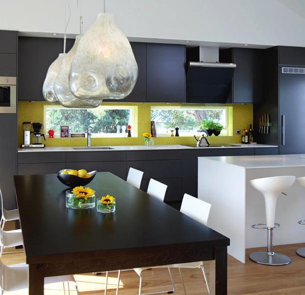 80 BALLINGSLÖV KÖK SOLID Peppargrå och vit LUCKA: Solid är en slät målad lucka. BÄNKSKIVA: Kompaktlaminat 12 mm vit. DISKBÄNK: Frame 520, Intra. BLANDARE: Essence 32171, Grohe.