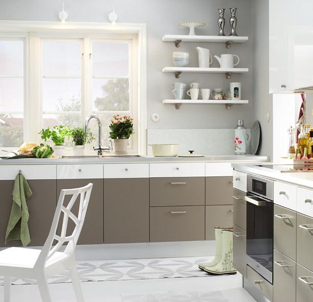 BALLINGSLÖV KÖK 83 SOLID Sandbeige och vit högblank LUCKA: Solid är en slät målad lucka. HANDTAG: RK 310, HG 261. BÄNKSKIVA: Laminat 7463 med aluminiumkant. DISKBÄNK: Epos EOX 220, Franke.