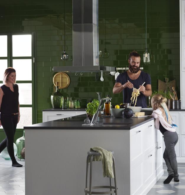94 BALLINGSLÖV KÖK GASTRO Ask vitmålad LUCKA: Gastro är en massiv ram- och spegellucka med rak ytterprofil och fasad innerprofil. HANDTAG: HG 255. BÄNKSKIVA: Silestone kompositsten Merope 30 mm.