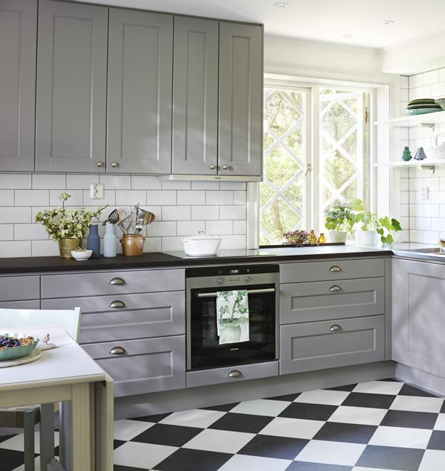 DISKBÄNK: Heltäckande rostfri specialdiskbänk 30 mm, Decosteel. BLANDARE: Concetto 32666, Grohe. FLÄKT: Siemens.